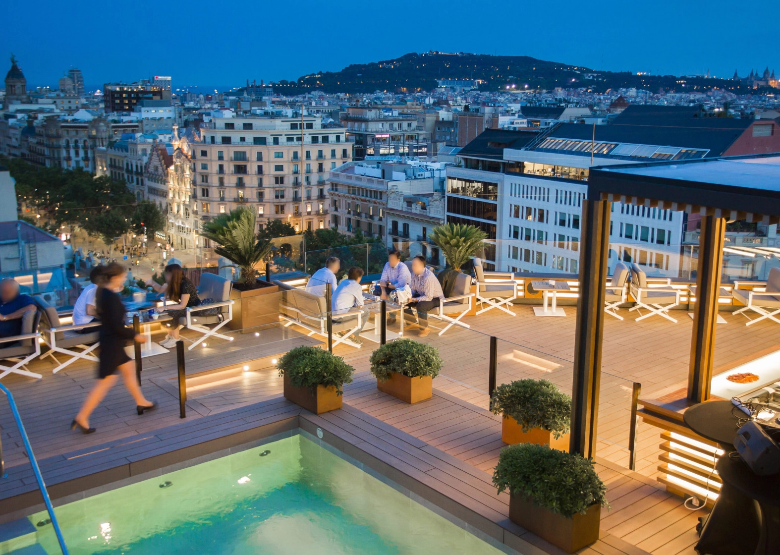 La Dolce Vitae en el Majestic Hotel ofrece vistas deslumbrantes de Barcelona, con un ambiente sofisticado ideal para noches inolvidables.