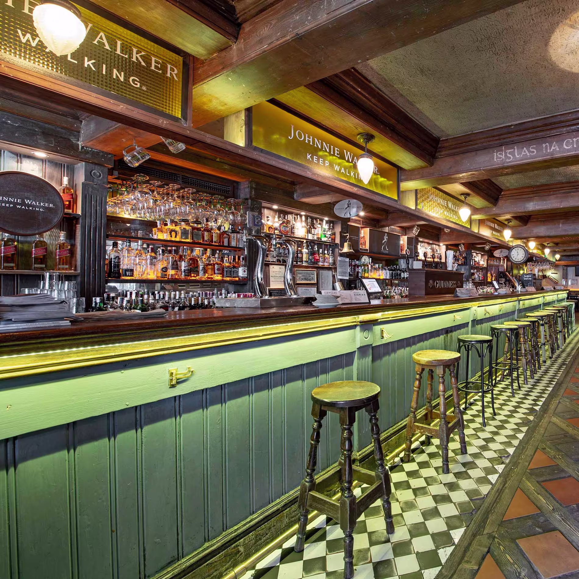 Larga barra de madera, taburetes altos, vitrinas repletas de botellas y vitrales con detalles de colores. El interior clásico y acogedor de The Irish Rover recuerda a un auténtico pub irlandés.