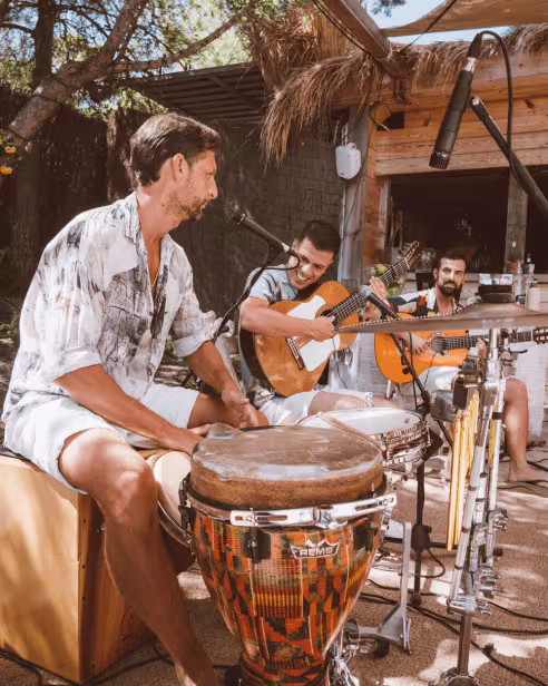 Beso Beach ofrece una atmósfera relajada y vibrante, con música en vivo que acompaña la experiencia junto al mar.