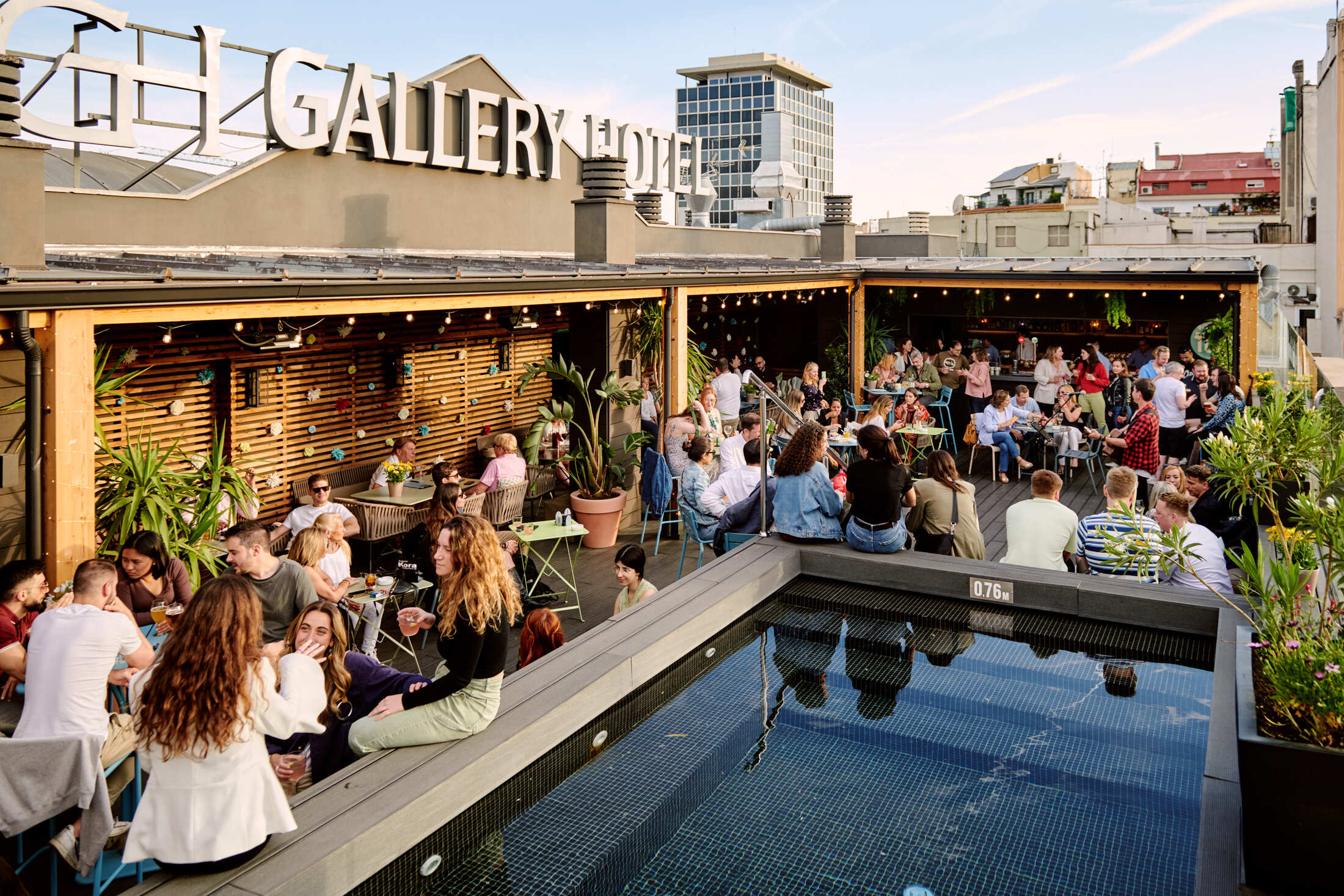 The Top Gallery Barcelona,una azotea vibrante con vistas a la ciudad, cócteles, música en directo y un ambiente cosmopolita al atardecer.