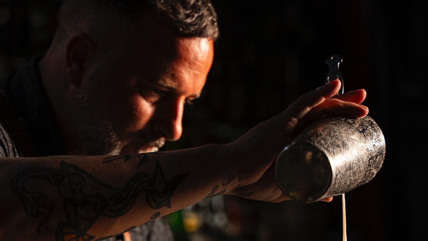 Apotheke es alquimia líquida: cócteles de autor servidos con precisión y mucha personalidad.