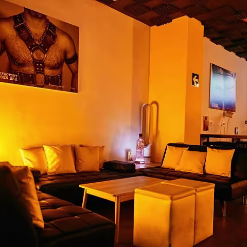 Honey Furry Bar, un rincón acogedor con luces cálidas y un ambiente relajado donde cada noche invita a disfrutar sin prisas.