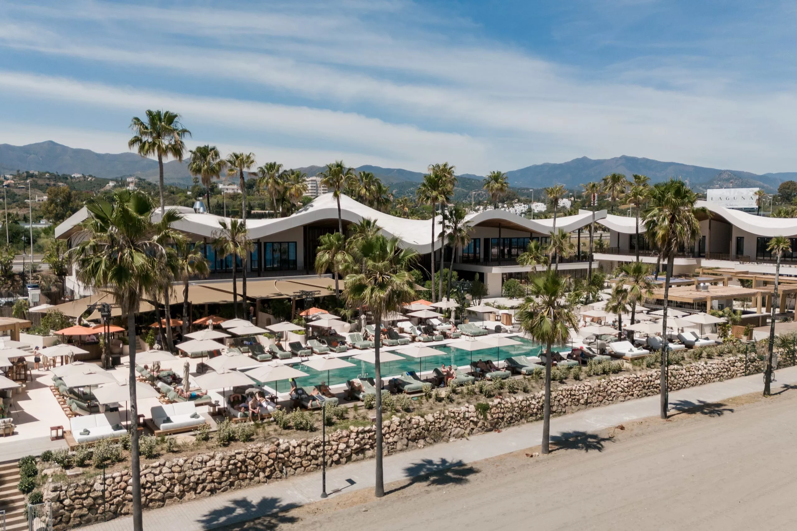 Sublim Beach ofrece exclusividad frente al mar con diseño contemporáneo, piscinas elegantes y un entorno perfecto para el relax.