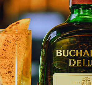 Te enseñamos a preparar un Buchanan's Tonic.