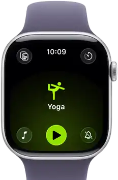Apple Watch Series 11, boîtier en aluminium argent, séance de yoga en cours, côté droit extérieur : Digital Crown, bracelet sport brume violette
