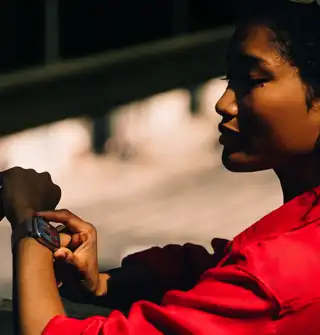 Une personne reçoit un appel sur son Apple Watch Series 11