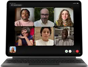 iPad Air, fixé à un Magic Keyboard, noir, appel de groupe FaceTime à l’écran