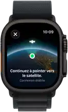 Apple Watch Ultra 3, noir, boîtier en titane, message « Continuez à pointer vers le satellite » devant l’image de la Terre avec un emplacement à l’écran, bracelet Alpin