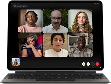 iPad Air, fixé à un Magic Keyboard, noir, appel de groupe FaceTime à l’écran