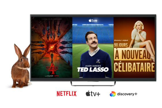 Un lapin avec une télé montrant des émissions accessibles avec EnContinu+ et les logos Netflix, Apple TV+ et discovery+.
