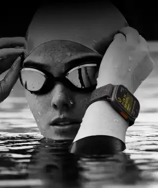 Apple Watch Ultra 2 au poignet d’une personne nageant dans une piscine