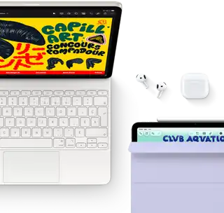 iPad Air, comète, graphismes colorés à l’écran, fixé à un Magic Keyboard, des AirPods Pro et un Apple Pencil Pro