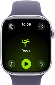Apple Watch Series 11, boîtier en aluminium argent, séance de yoga en cours, côté droit extérieur : Digital Crown, bracelet sport brume violette