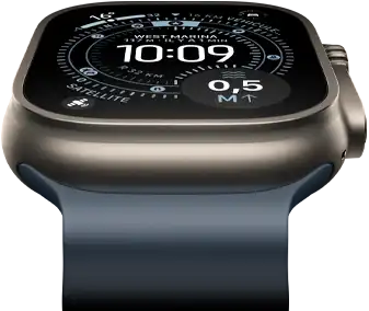 Apple Watch Ultra 3 penchée vers l’avant, boîtier en titane naturel, boussole du cadran Orientation, bracelet Océan bleu nautique
