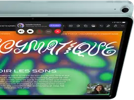iPad Air, bleu, vue de dessus, écran affichant l’app Keynote via la fonctionnalité de partage d’écran durant un appel vidéo FaceTime, face arrière, caméra arrière grand-angle 12 mégapixels, bouton d’augmentation du volume, bouton de réduction du volume