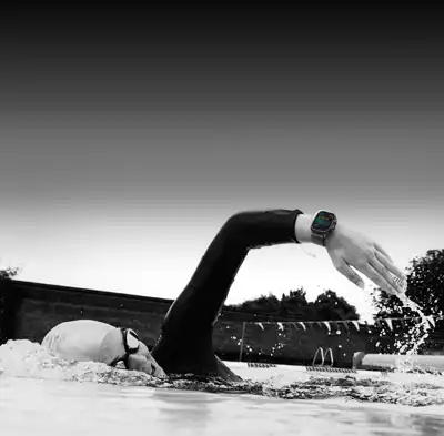 Swimmer tracks workout on Apple Watch Ultra 3