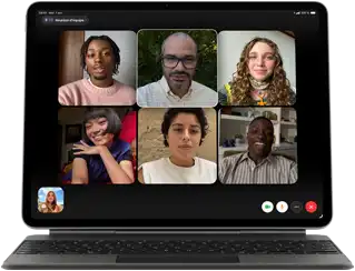 iPad Air, fixé à un Magic Keyboard, noir, appel de groupe FaceTime à l’écran