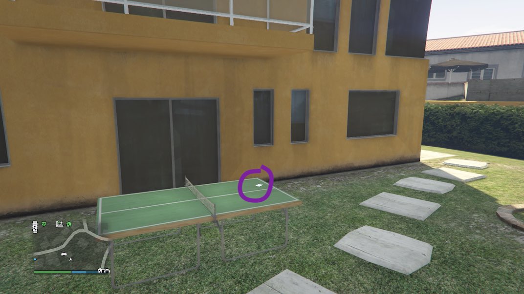 Playing Card number 10 of 54 in Grand theft Auto V Online is located in the back yard of a house in Vinewood Hills.