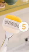 Rasoir rechargeable argenté Venus de Gillette avec une tête de rasoir jaune avec un focus sur sa tête de rasoir et 5 lames