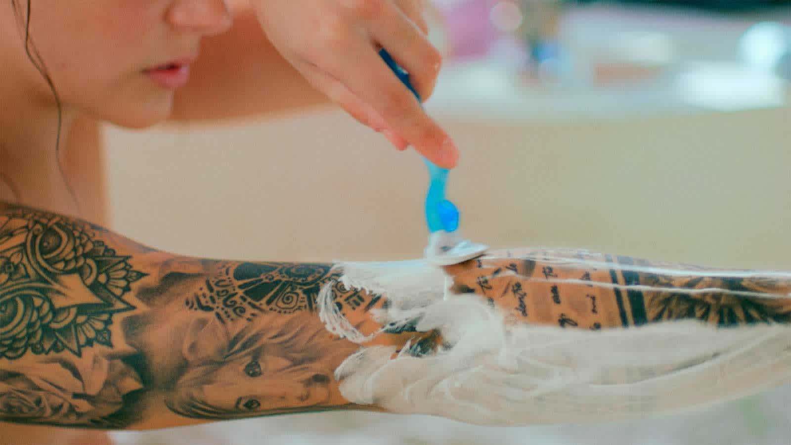 Rasage d’une zone sensible de l'avant-bras dans le bain Rasage d’une zone sensible de l'avant-bras dans le bain