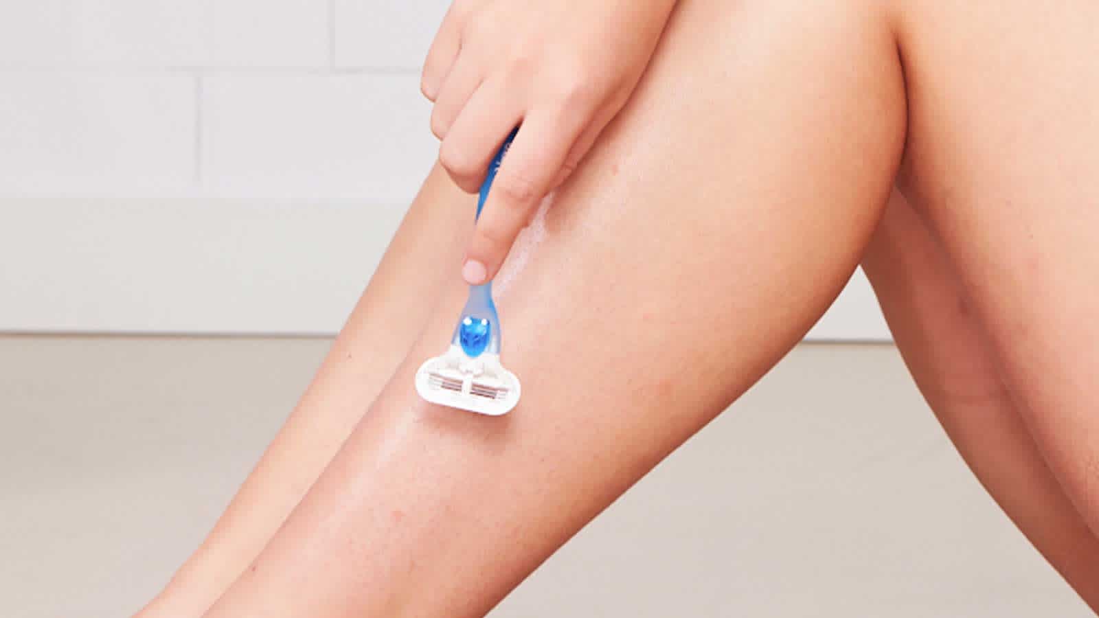 Femme se rasant les jambes avec le rasoir pour femmes Gillette Venus Femme se rasant les jambes avec le rasoir pour femmes Gillette Venus