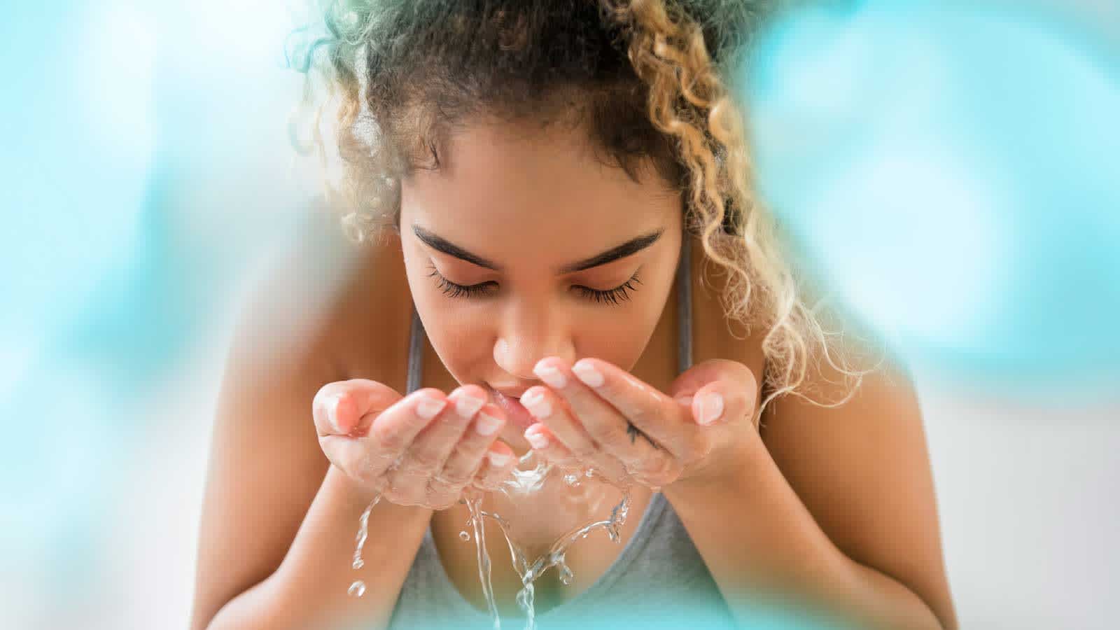 Fille se lavant le visage pour enlever la saleté ou le maquillage avant le rasage afin de prévenir les irritations et les infections de la peau | Venus Fille se lavant le visage | Venus