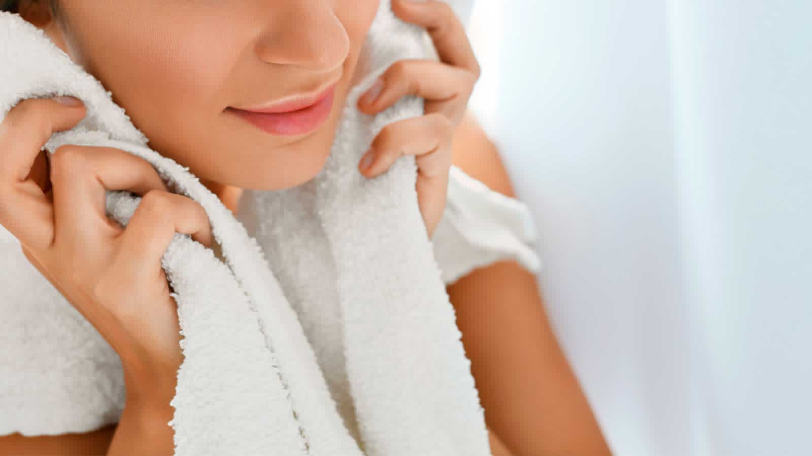Hydratez votre visage avec une débarbouillette chaude et humide pour vous raser plus facilement | Venus Hydratez votre visage avec une débarbouillette chaude et humide | Venus