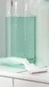 Rasoir rechargeable Venus de Gillette vert clair sur une surface de salle de bains