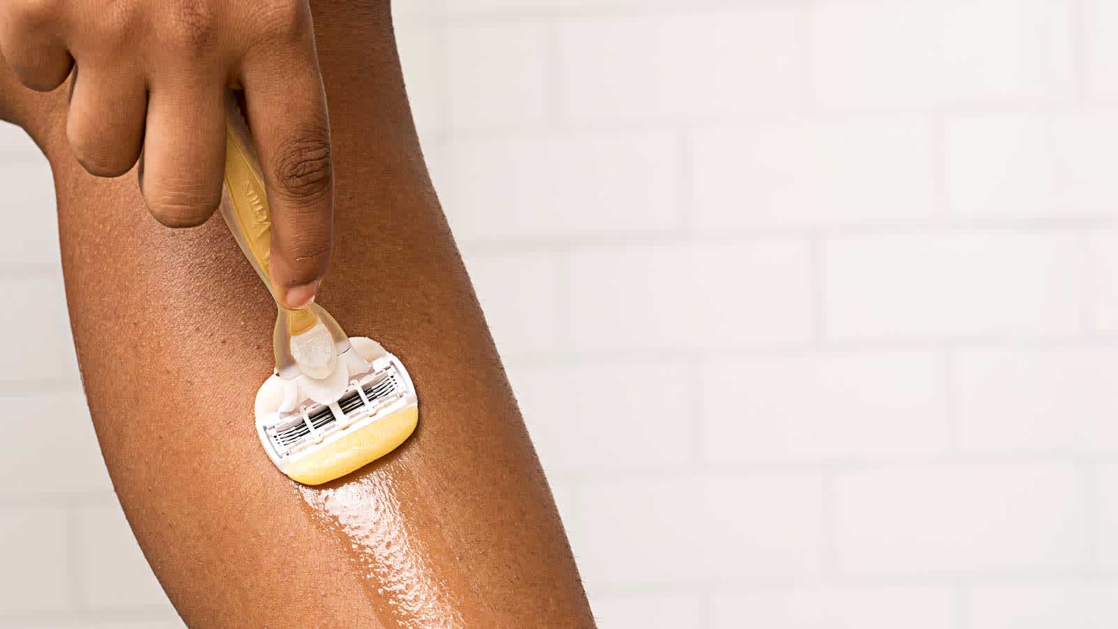 Rasage des jambes avec la lame de rasoir pour femmes Venus, ultra hydratante Rasage des jambes avec la lame de rasoir pour femmes Venus, ultra hydratante