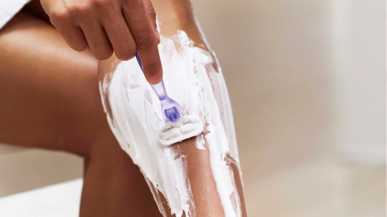 Femme utilisant un gel ou une crème à raser pour se raser les jambes dans le bain | Venus Femme utilisant un gel ou une crème à raser pour se raser les jambes dans le bain | Venus