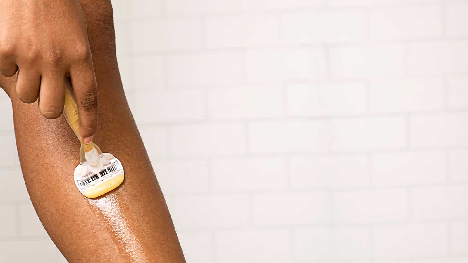 Si vous avez du mal à vous raser avec précision, appliquez à nouveau du gel à raser et rasez soigneusement. Si vous avez du mal à vous raser avec précision, appliquez à nouveau du gel à raser