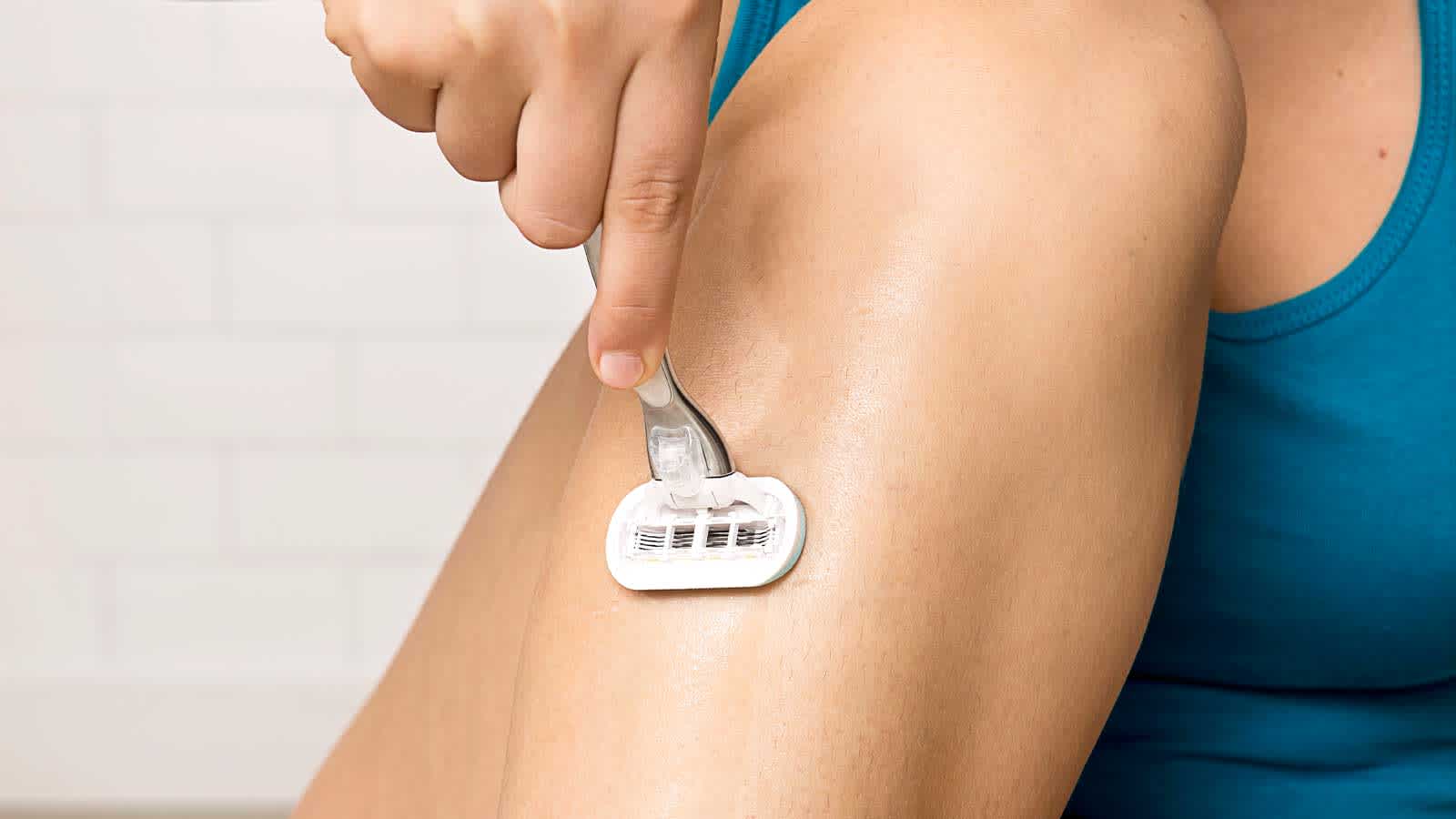 Utilisez une lame de rasoir bien affûtée et appuyez légèrement sur le manche pour éviter les entailles et les coupures. | venus Utilisez une lame de rasoir bien affûtée et appuyez légèrement sur le manche | venus
