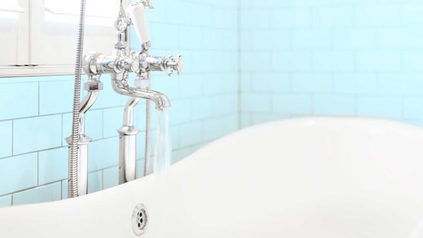 Remplissage du bain avec de l’eau tiède | Venus Remplissage du bain avec de l’eau tiède | Venus