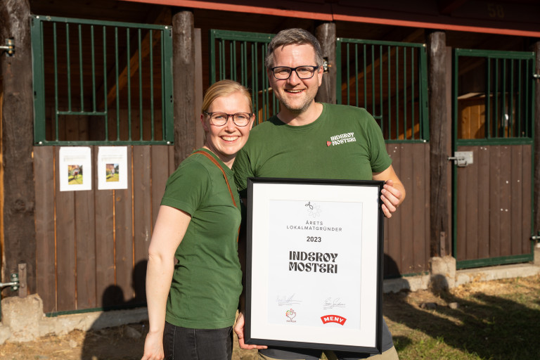 Yngve Henriksen og Maren Myrvold i Inderøy Mosteri ble kåret til vinnere av Årets lokalmatgründer i 2023. Foto: Tun Byrå