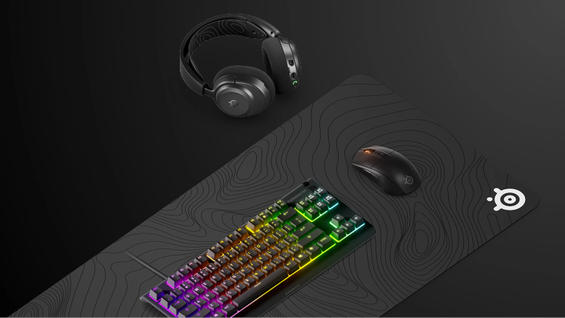 SteelSeries 電競滑鼠、地形款滑鼠墊及 RGB 機械鍵盤。