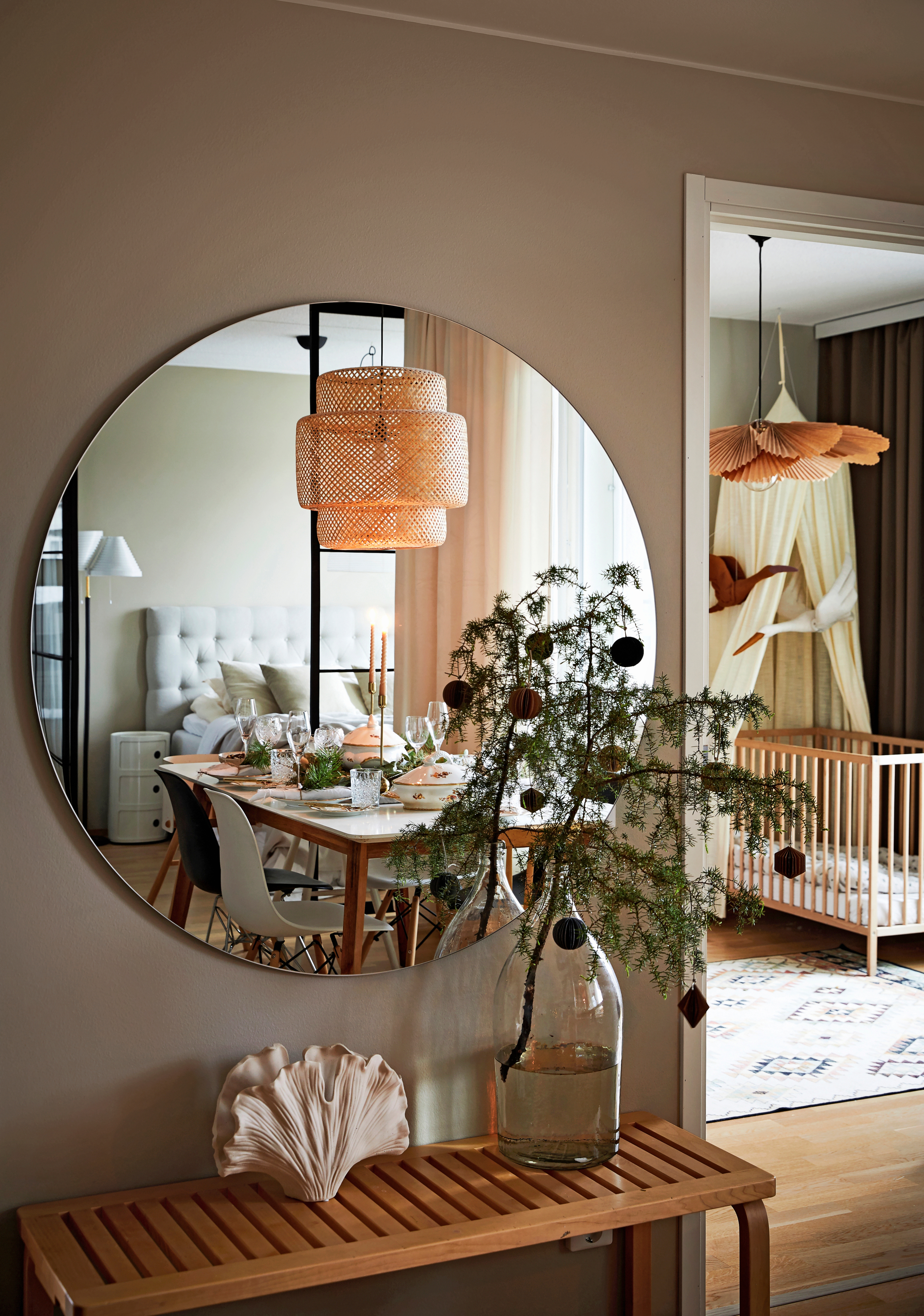 Pyöreä peili ja havunoksa