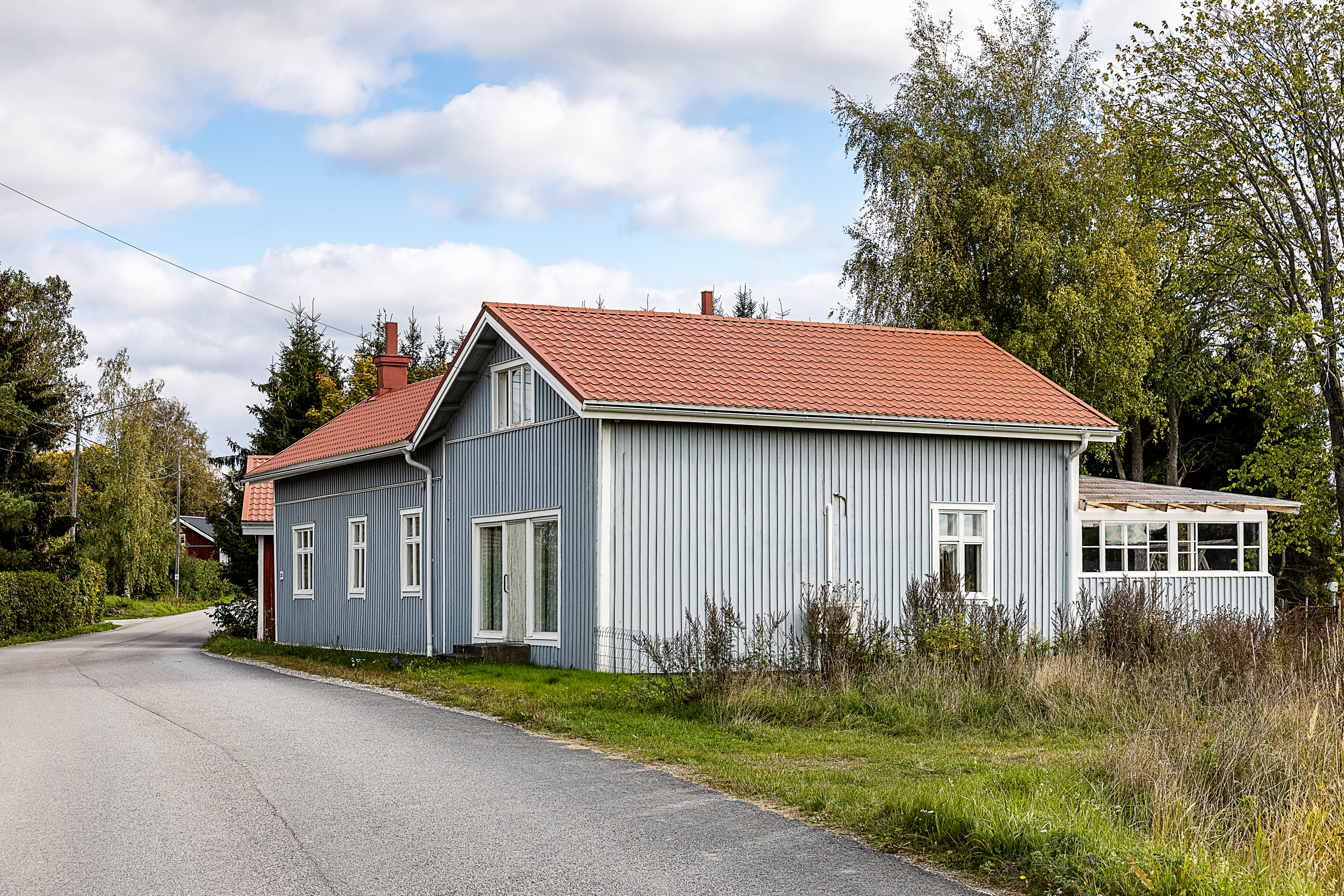 Siniharmaa talo ulkoa