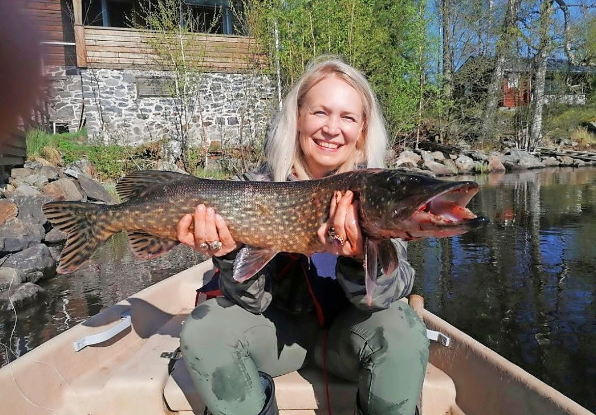 Johanna Oras veneessä suuri hauki sylissään