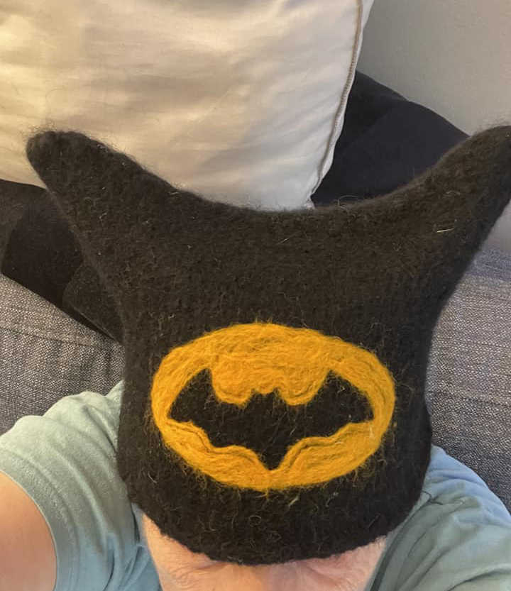 Naisen päässä Batman-kuvioinen huopahattu.