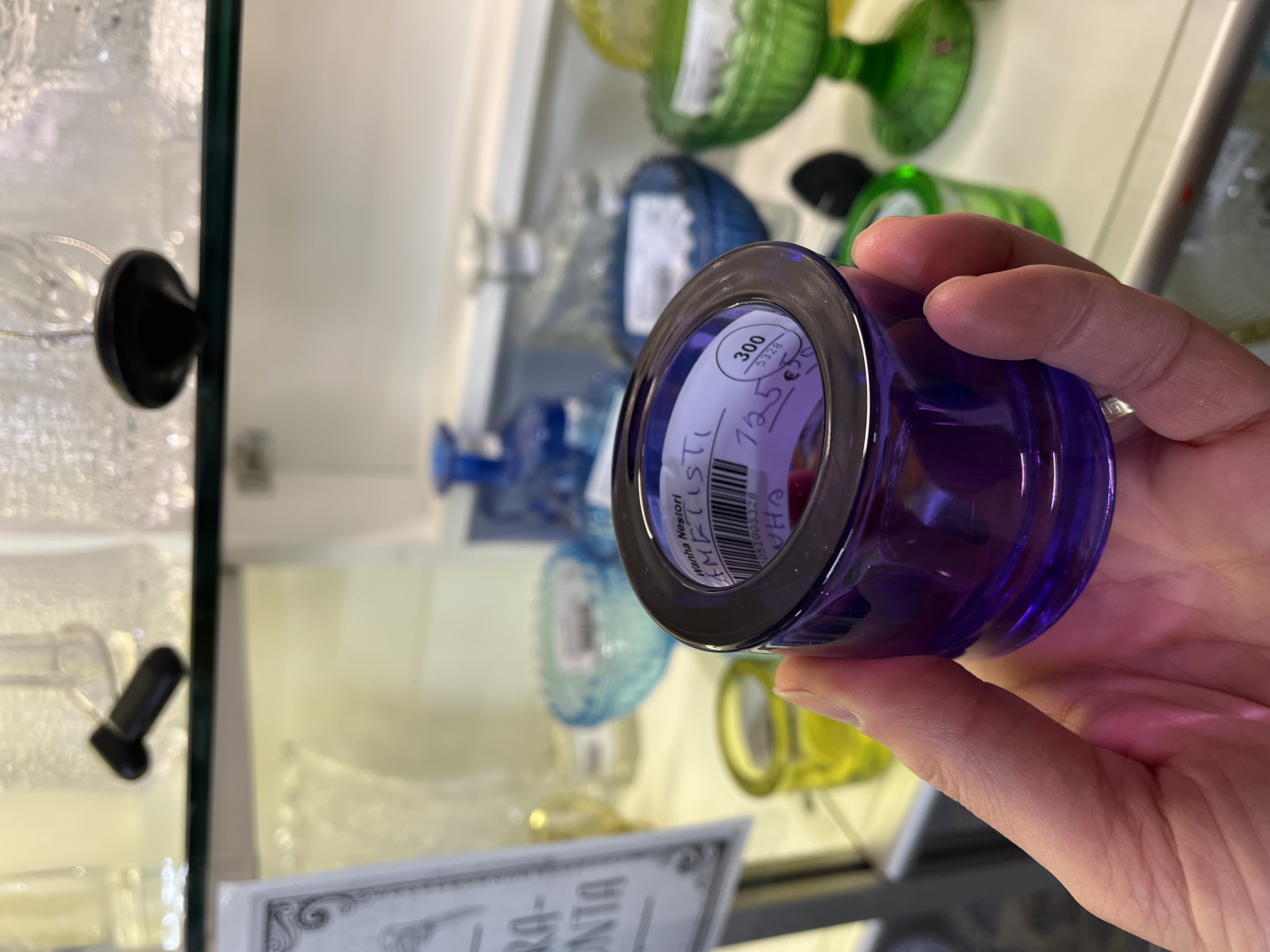 Arvokas violetti Kivi-tuikku kirpputorilla.