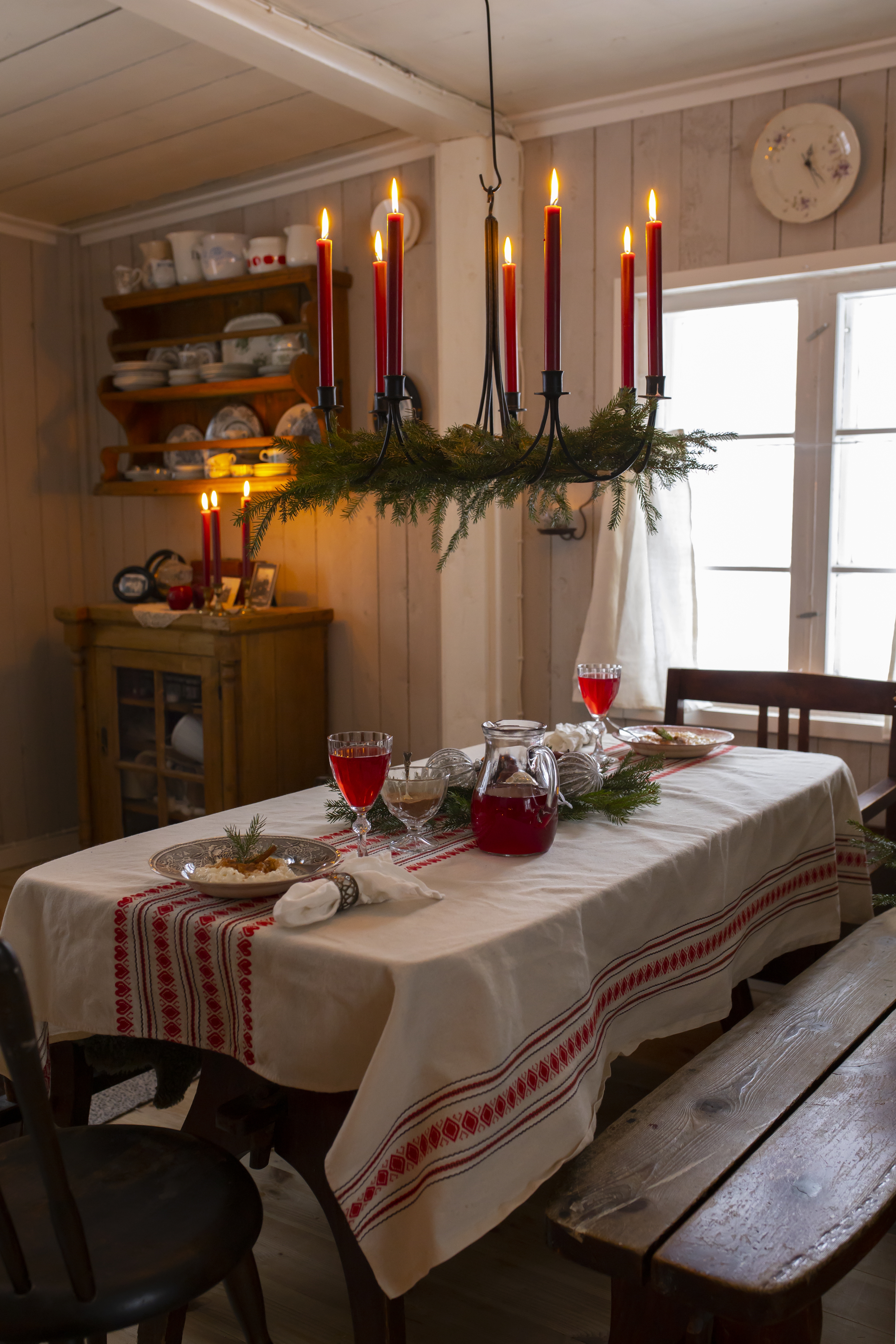 Jouluinen kattaus vanhassa torpassa.