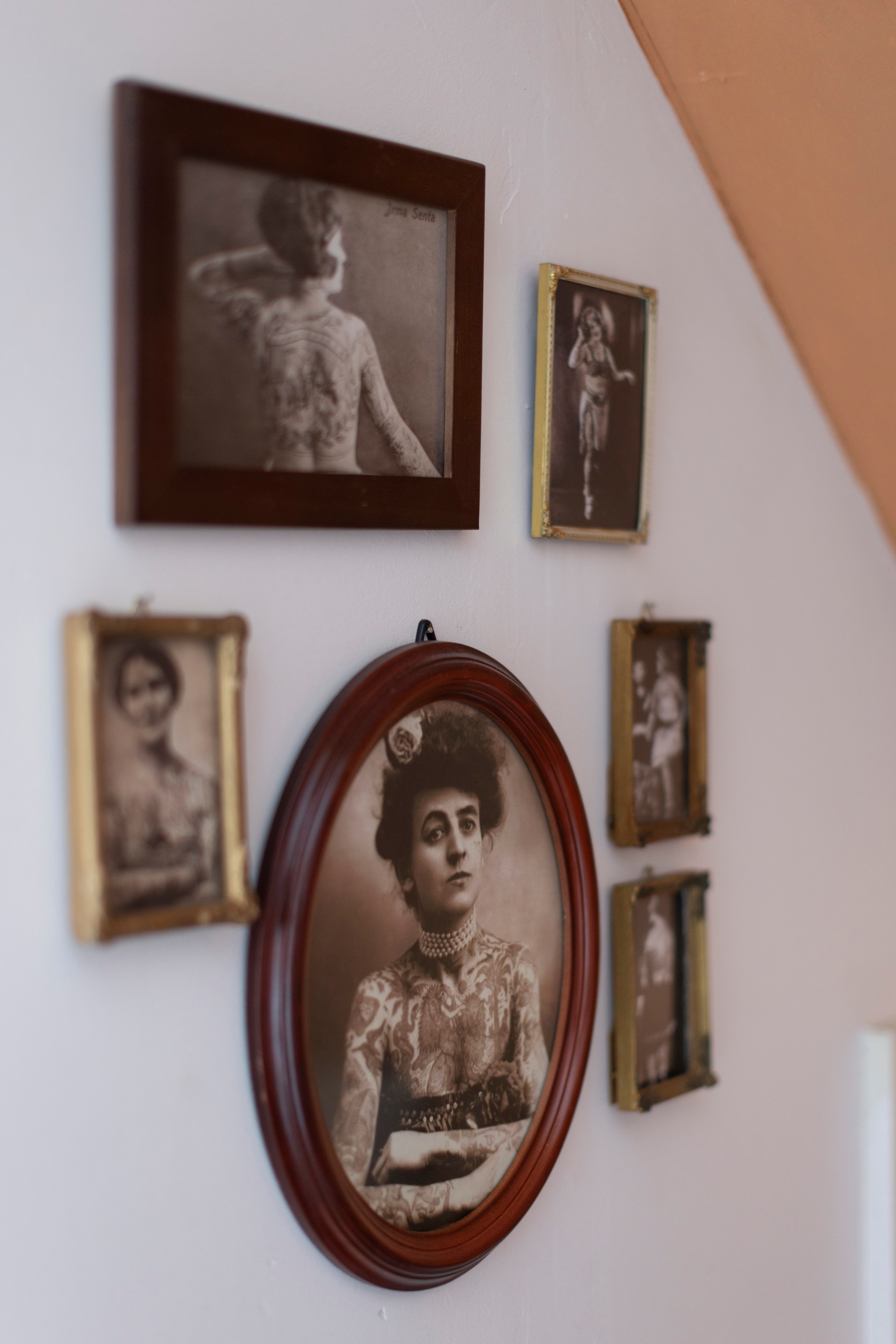 Taulukollaasi tatuoiduista naisista