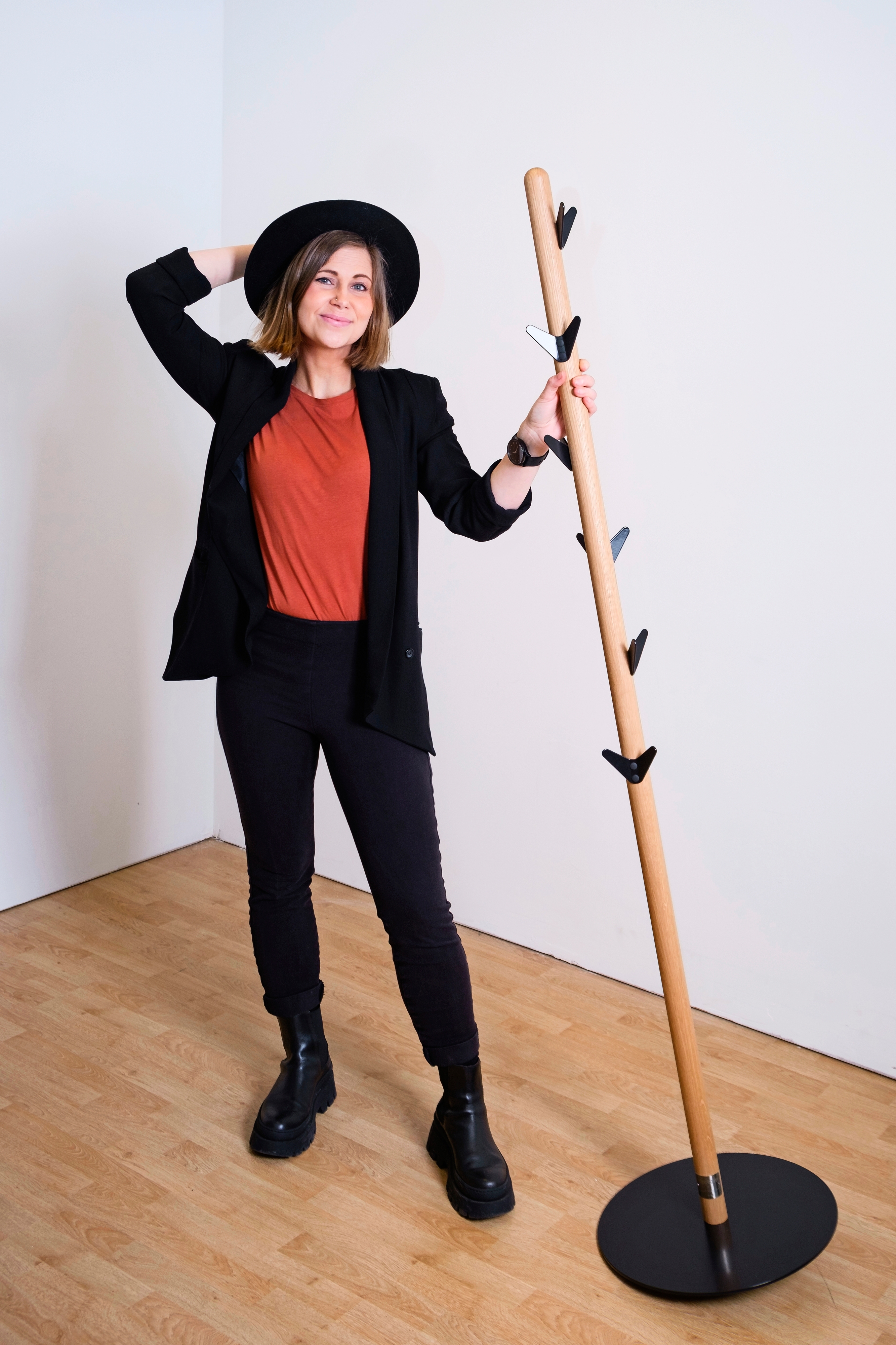 Marjut Nousiainen pitää lattianaulakkoa kallellaan