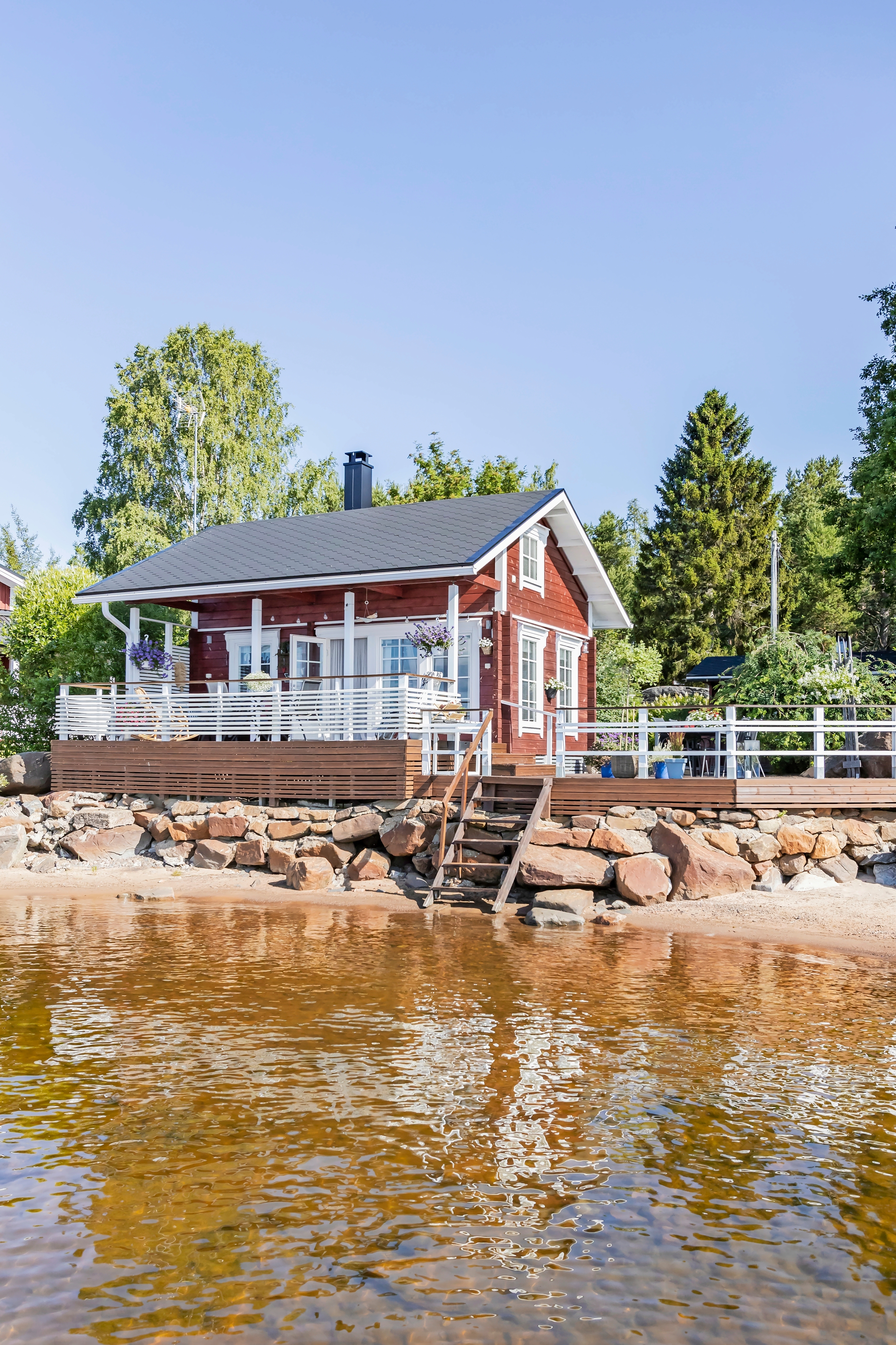 Karhuloiden punainen mökki rannalla Kokkolassa