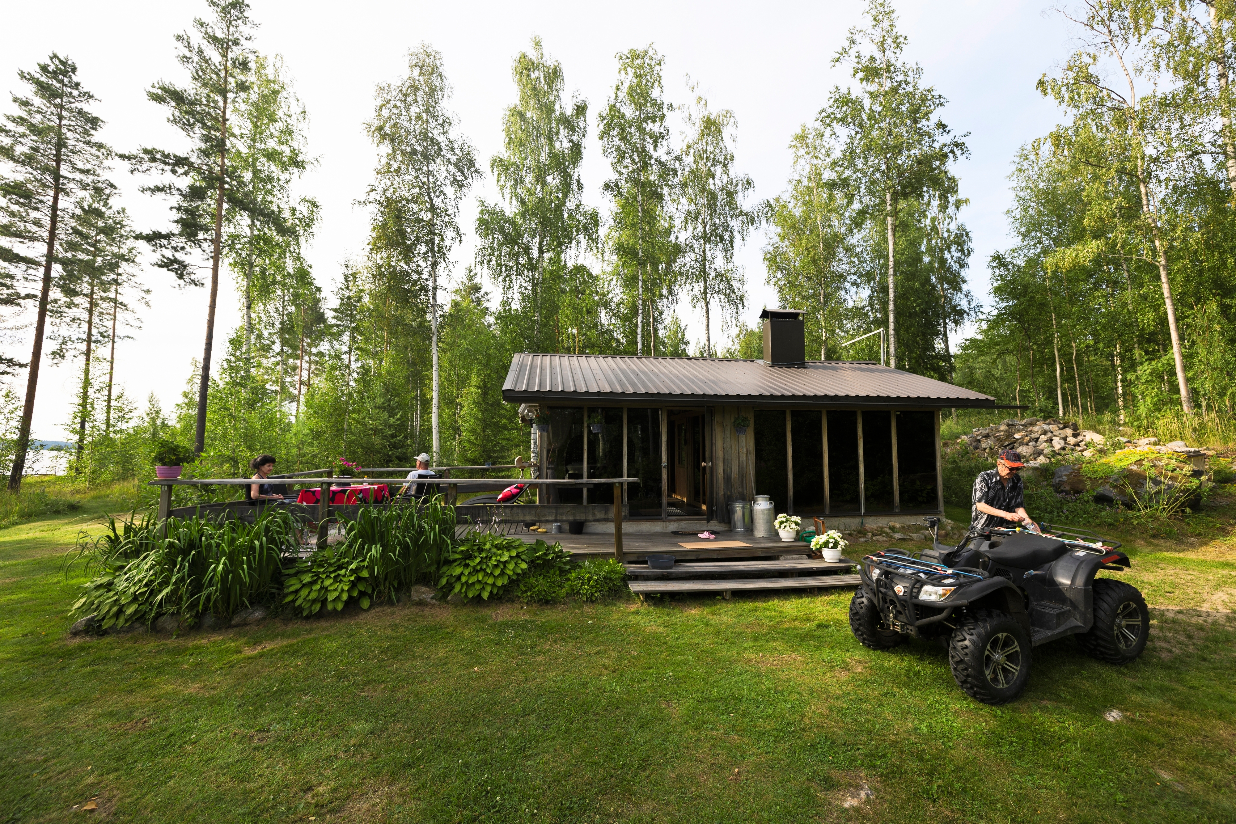 Saunamökki lasiseinällä