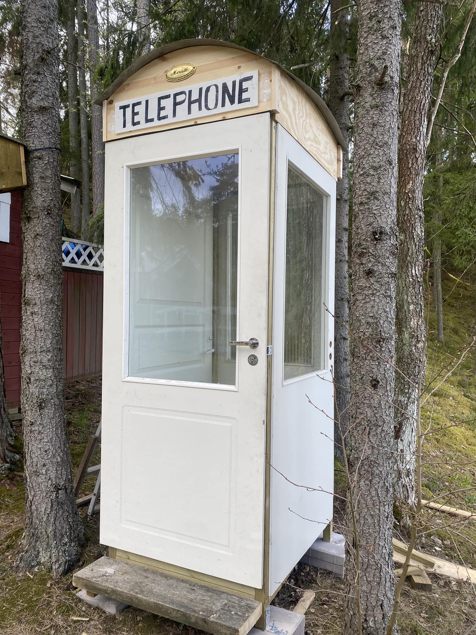 Keskeneräinen diy-puhelinkoppi