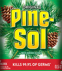 Logotipo amarillo de Pine-Sol sobre un fondo de agujas y piñas. Una pancarta roja con la leyenda "Elimina el 99.9% de los gérmenes".