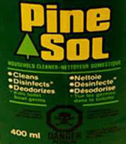 Etiqueta de Pine-Sol en inglés y francés: Limpia, desinfecta y desodoriza. Nettoie, Desinfecte, Desodorize