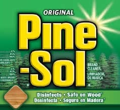 Etiqueta Pine-Sol: Pine-Sol amarillo con una estrella en la esquina derecha. Fondo verde con pinos.