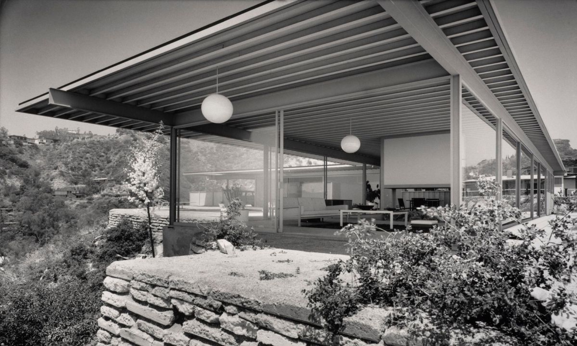 Buck Stahl leveled the lot himself, often using concrete scraps to save money. Image via the Getty Research Trust.